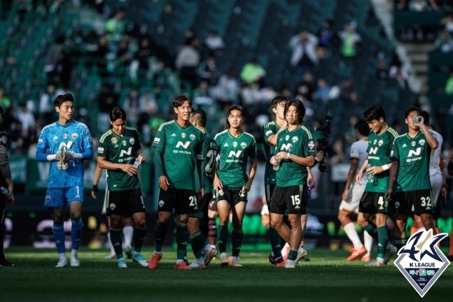 포항 스틸러스가 선수 교체 사건으로 몰수패가 받아들여지면 포항과 광주FC의 2위 경쟁에 전북 현대가 가세해 치열한 3파전이 벌어질 전망이다. 사진은 홈경기를 치른 전북 선수들. 한국프로축구연맹 제공