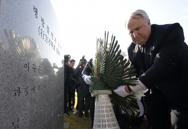 인요한 국민의힘 혁신위원장이 30일 광주 북구 국립 5·18 민주묘지 내 행방불명자 묘역에 헌화하고 있다. 뉴시스