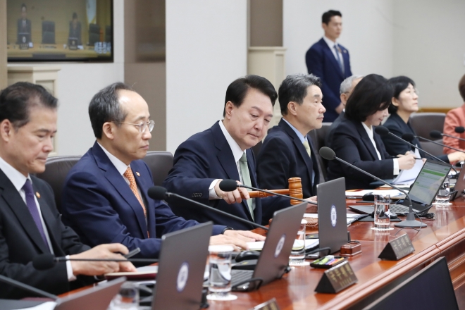 윤석열 대통령이 30일 용산 대통령실에서 국무회의를 주재하고 있다. 윤 대통령은 국민연금 종합운영계획안과 관련해 “정치적 유불리를 계산하지 않고 연금개혁의 국민적 합의 도출을 위해 최선을 다하겠다”고 말했다. 뉴시스