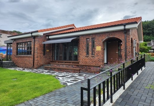 경북 영주시가 쓰지 않던 관사를 업사이클링해 만든 원도심 문화관광의 거점역할을 하는 이음센터 전경.  영주시 제공