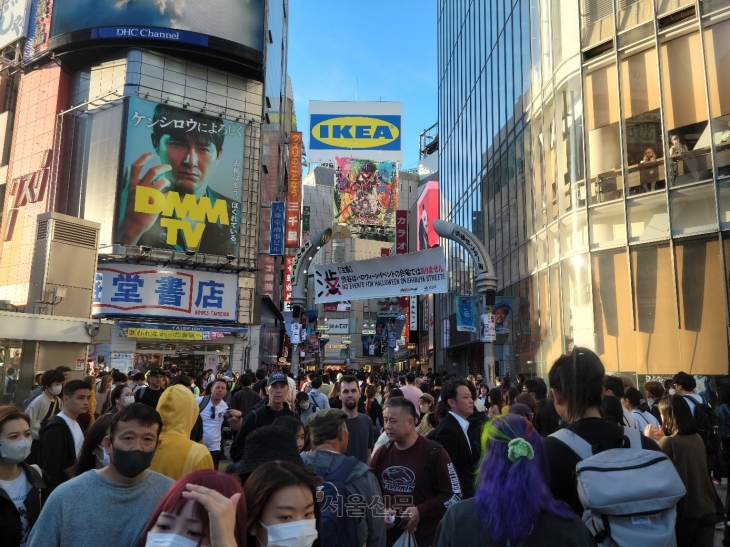 지난 22일 일본 최대 번화가인 도쿄 시부야 거리가 관광객들로 붐비고 있다. 현재 일본 관광객 수는 코로나19 확산 이전 수준으로 거의 회복했으며 일본 경기회복에 영향을 미친 것으로 알려졌다.