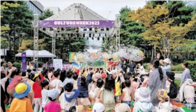 ‘컬처위크 2023’에 참가한 LG 임직원 자녀들이 키즈공연 버블쇼를 즐기고 있다. LG 제공
