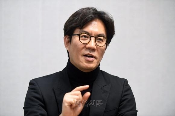 지난 4일 만난 김경민 서울대 교수는 올해 집값이 2021년 고점 대비 40% 떨어져 2018년 4분기 수준으로 회귀할 것으로 내다봤다. 그러나 2026년쯤 다시 폭등세로 돌아설 것이라는 우려 섞인 전망도 함께 내놨다. 홍윤기 기자