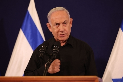 28일(현지시간) 베냐민 네타냐후 이스라엘 총리가 텔아비브 군기지에서 연설을 하고 있다. AFP=연합뉴스