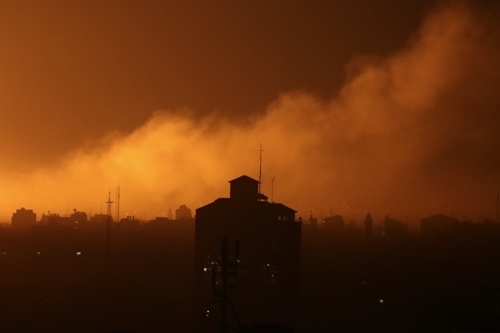 30일(현지시간) 팔레스타인 가자지구 북부에서 이스라엘 공습에 연기가 피어오르고 있다. AP=연합뉴스