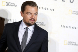 디카프리오 ‘또’ 25살 모델…바지 속에 손 넣고 ‘눈살’