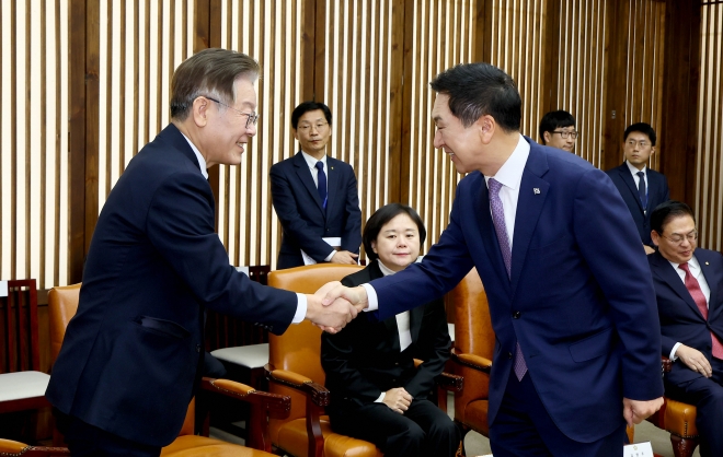 인사하는 김기현 대표와 이재명 대표
