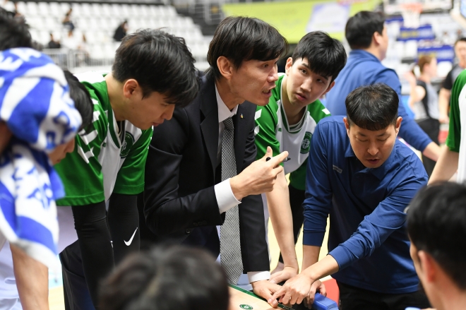김주성 원주 DB 감독이 30일 수원 KT 아레나에서 열린 수원 kt와의 경기에서 선수들에게 작전을 지시하고 있다. KBL 제공