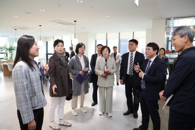 중앙 주거복지센터·용산주거안심종합센터의 운영현황과 청년안심주택 관리운영 실태에 대해 보고 받고 내부시설 등을 점검한 서울시의회 부동산대책 및 주거복지 특별위원회(위원장 임만균)