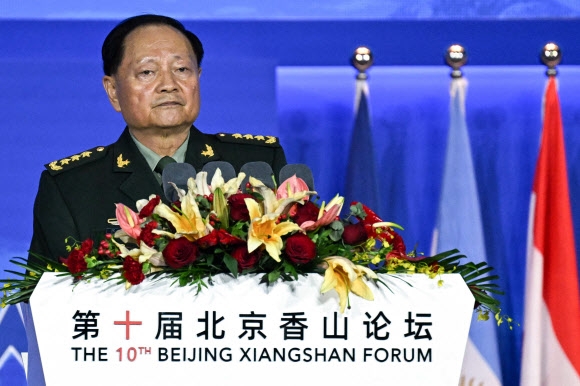 장유샤 중국 중앙군사위원회 부주석이 지난 30일 중국 베이징에서 개막한 제10회 샹산포럼에서 개막식 기조연설을 하고 있다. 베이징 AFP 연합뉴스
