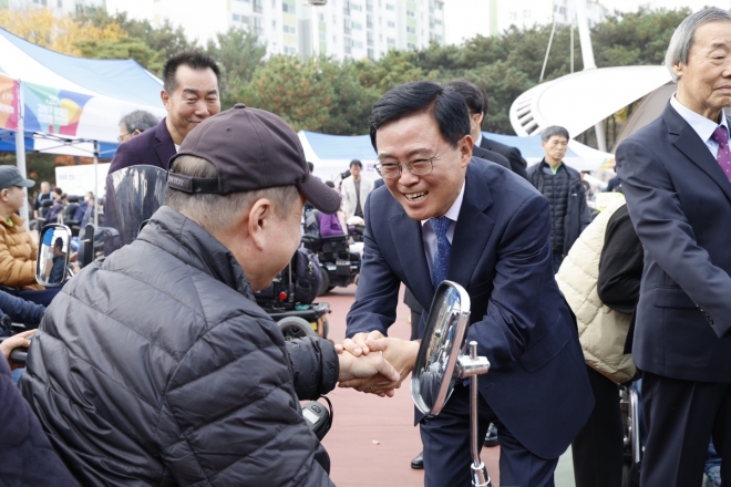 진교훈(왼쪽 두 번째) 서울 강서구청장이 31일 방화근린공원에서 열린 제20회 장애인 어울림한마당에서 구민과 인사하고 있다. 2023.10.31 강서구 제공