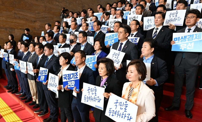 홍익표 더불어민주당 원내대표를 비롯한 의원들이 31일 국회 로텐더홀에서 윤석열 대통령의 내년도 예산안 관련 시설연설을 앞두고 피켓 시위를 하고 있다. 2023.10.31 홍윤기 기자