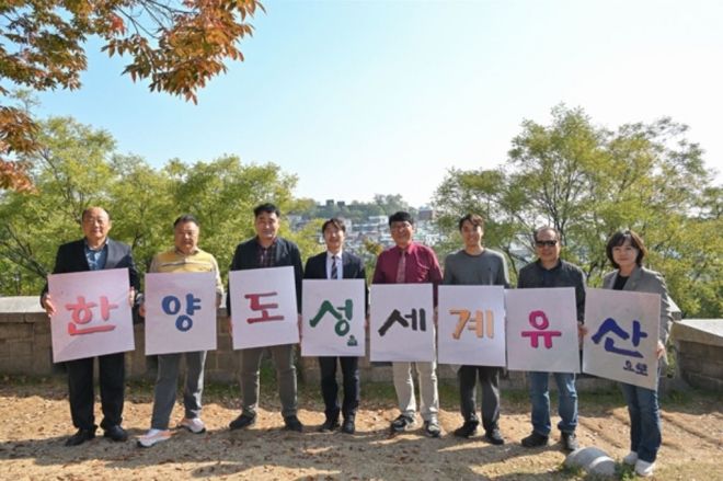 지난 30일 서울시의회 의원연구단체 ‘서울 자연문화환경탐사연구회’(이하 서자연) 소속 의원들이 피케팅 캠페인을 벌이고 있다.