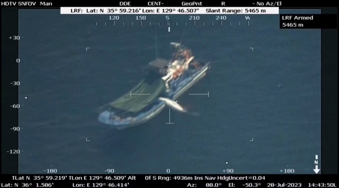 바다에서 선박 곁문을 뗀 뒤 불법 포획한 밍크고래를 배로 끌어올리는 모습. 포항해양경찰서 제공
