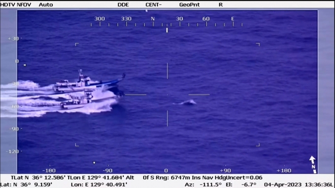 고래잡이배 2척이 도망가는 고래를 뒤따라가고 있다.  포항해양경찰서 제공
