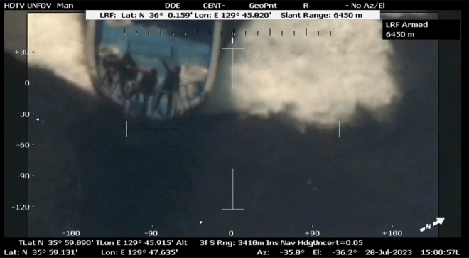 불법 개조된 고래잡이배에서 포수가 도망치는 고래를 향해 작살을 던지는 모습을 항공에서 촬영한 사진. 포항해양경찰서 제공