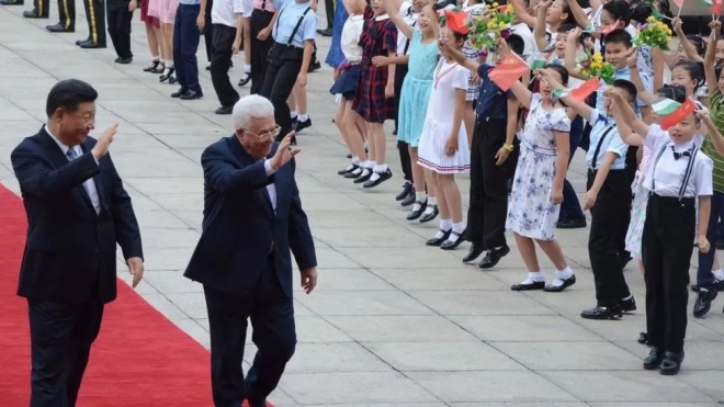 시진핑 중국 국가주석이 지난 2017년 베이징을 찾은 마무드 아바스 팔레스타인 자치정부(PA) 수반과 나란히 걸으며 환영하는 군중에게 손을 흔들어 보이고 있다. EPA 자료사진