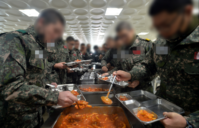 충남 논산시 육군훈련소에서 훈련병들이 식사를 하고 있다. 서울신문DB