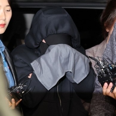 사기·사기미수 혐의로 체포된 전청조 씨가 31일 오후 서울 송파경찰서로 압송되고 있다. 뉴스1