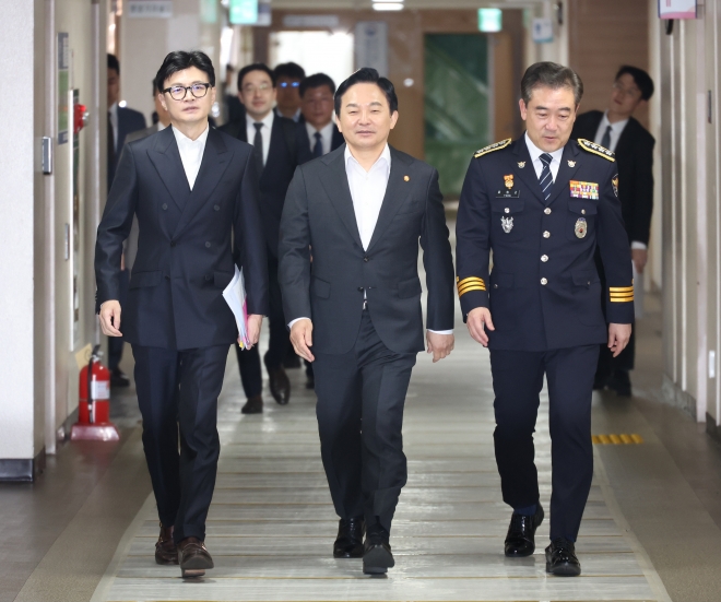 한동훈 법무부 장관과 원희룡 국토교통부 장관, 윤희근 경찰청장이 1일 오후 서울 종로구 정부서울청사에서 열린 전세 사기 발본색원 및 충실한 피해 회복 지속 추진을 위한 관계부처 합동브리핑에 입장하고 있다. 2023.11.1 연합뉴스