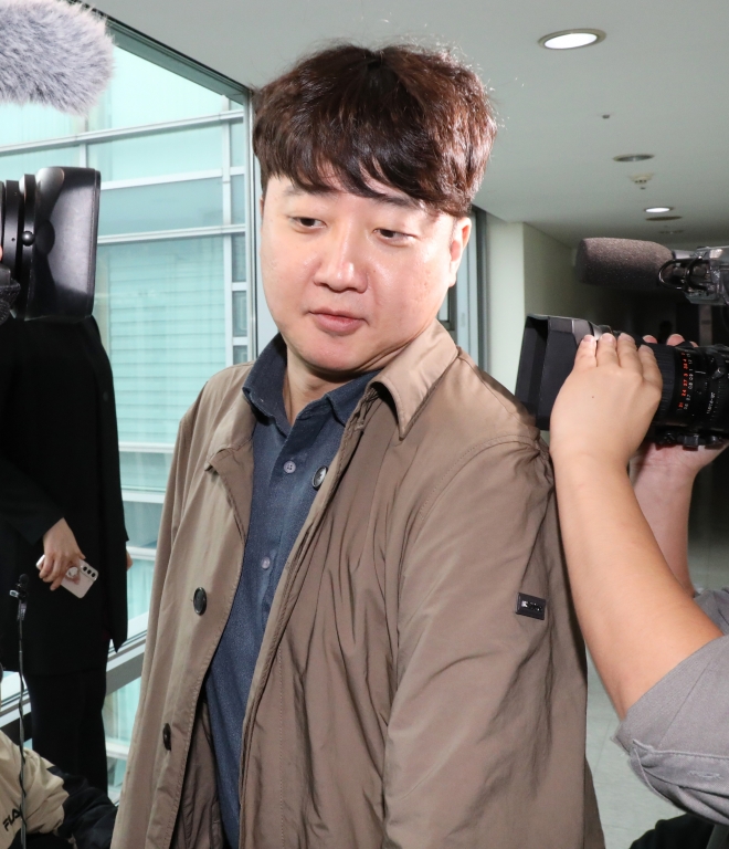 국민의힘 이준석 전 대표가 1일 김종인 전 비대위원장을 만나기 위해 서울 광화문 김 전 비대위원장의 사무실을 방문하고 있다.