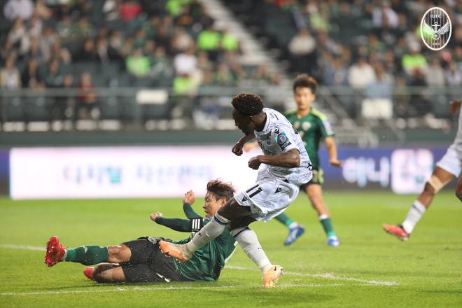 인천 유나이티드의 제르소가 전북과의 FA컵 준결승에서 동점골을 넣는 장면. 인천 유나이티드 제공