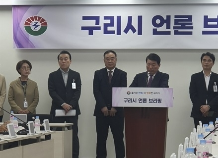 백경현 구리시장이 2일 오전 시청 상황실에서 국민의힘의 ‘메가시티 서울’ 구상과 관련해 기자회견을 열고 ‘서울 편입’ 동참 의사를 밝히고 있다. 신동원 기자