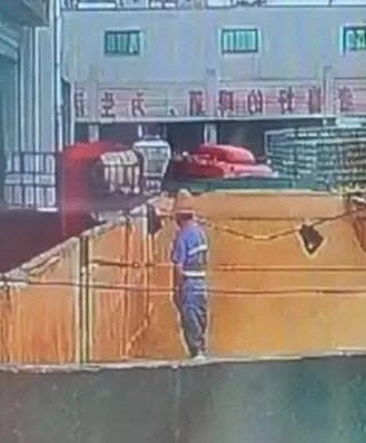 중국 SNS에 퍼진 영상 속 한 장면. 중국 칭다오 맥주 생산공장에서 한 남성이 맥아 보관소에서 소변을 보기 전 주변을 살피고 있다. 홍성신문 캡처