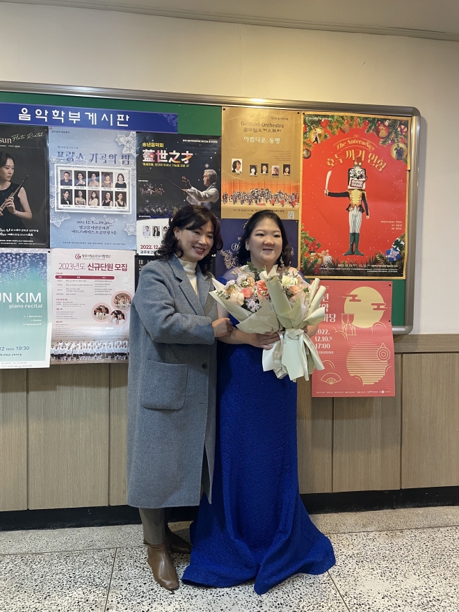 공연을 마치고 정기림양과 엄마 김은영씨가 기념사진을 찍고 있다.