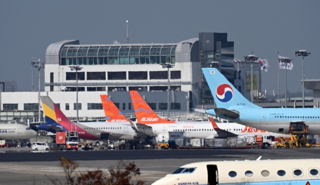 아시아나 항공 화물 매각 이사회가 다시 열린 2일 오후 김포공항 국내선에 아시아나 항공기. 2023.11.2. 도준석 기자