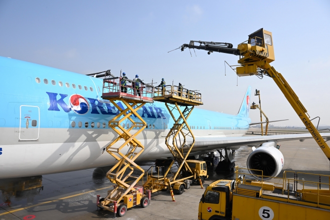 지난 4월 17일 영종도 인천국제공항 대한항공 정비 격납고에서 관계자들이 B747-8i 항공기 동체의 황사 및 분진을 세척하고 있다. 도준석 기자