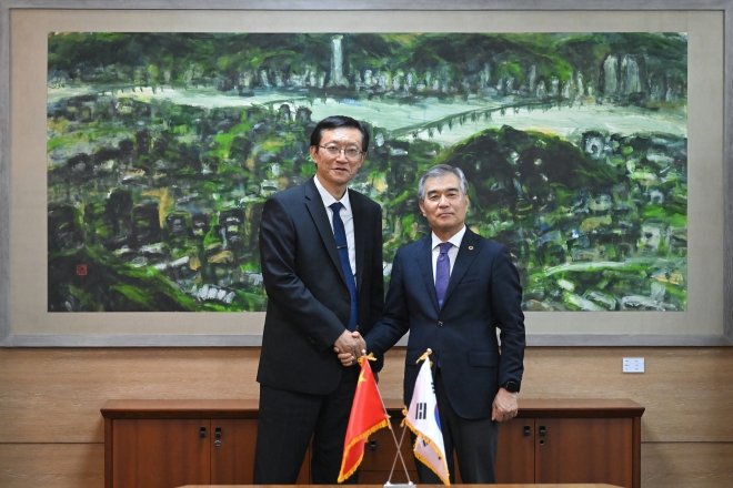 서울시의회 김현기 의장과 왕린 장쑤성의회 부비서장(왼쪽)