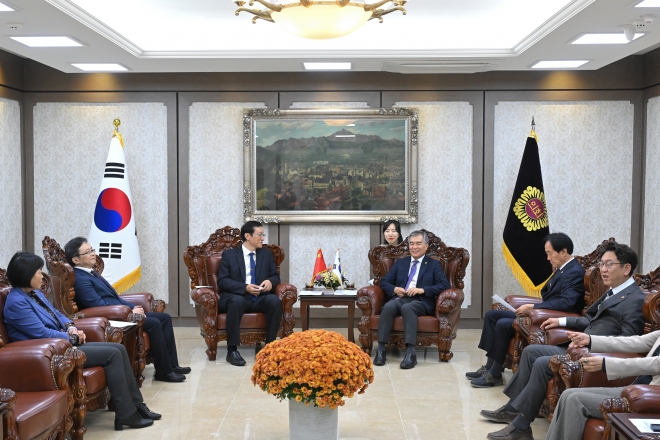 김현기 서울시의회 의장은 2일 왕린 장쑤성의회 부비서장 등 대표단을 접견하고, 도시 간 교류협력 방안을 논의했다.