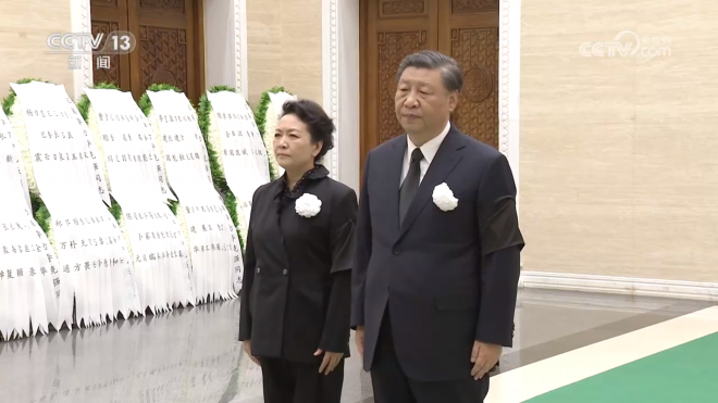 리커창 전 총리 시신에 조의 표하는 시진핑 국가주석 부부. CCTV 캡처
