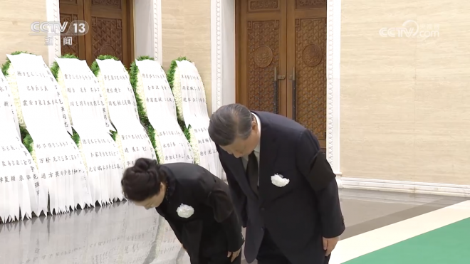 리커창 전 총리 시신에 조의 표하는 시진핑 국가주석 부부. CCTV 캡처