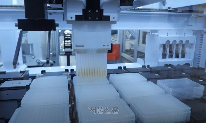 CJ블로썸파크 7층 ‘바이오파운드리 연구소’에 있는 첨단설비에서 로봇이 자동으로 96개에 달하는 균주를 평가하고 있다. 강주리 기자