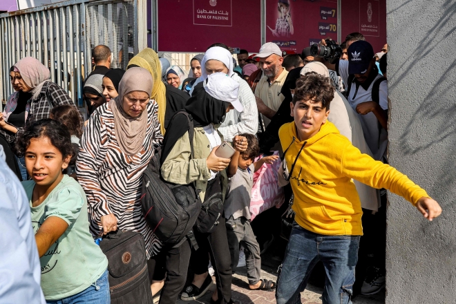 해외 여권 소지자와 이중국적자 등이 1일(현지시간) 가자지구 최남단 라파 국경검문소가 열리자 이집트로 건너가기 위해 앞다퉈 게이트로 향하고 있다. 환자 90명가량도 치료를 받기 위해 앰뷸런스로 국경을 넘었다. 지난달 7일 하마스와 이스라엘의 무력충돌이 시작된 이후 처음 사람들이 가자지구 밖으로 나왔다. 라파 AFP 연합뉴스