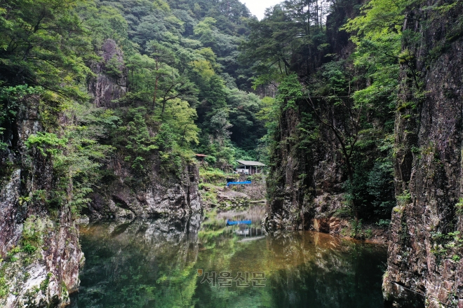 산단쿄의 핵심 볼거리 중 하나인 구로부치. 수직 단애와 맑고 푸른 물이 어우러져 제법 깊은 정취를 풍긴다. 일본 정부가 지정한 특별명승 36곳 중 하나다. 멀리 보이는 작은 건물은 식사와 차를 파는 산장 구로부치소다.