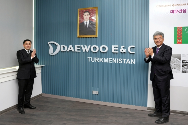 대우건설의 투르크메니스탄 지사 현판식에서  바이무랏 안나맘메도브(왼쪽) 투르크메니스탄 건설·전력·생산 담당 부총리와 정원주(오른쪽) 대우건설 회장이 박수를 치고 있다. 대우건설 제공