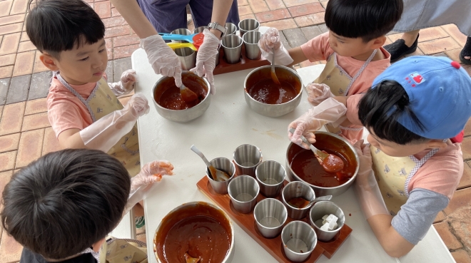 서울 금천구의 한 어린이집에서 아이들이 파프리카를 이용해 맵지 않은 고추장을 만들고 있다. 2023.11.3 금천구 제공