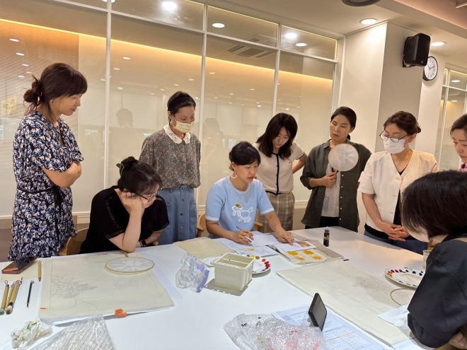 서울 영등포구 주민들이 평생학습 프로그램 중 민화 그리기 수업에 참여하고 있다. 영등포구 제공