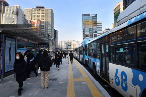 부산 중앙버스전용차로 ‘빠른 이동’ 만족, 노출된 정류장 단점