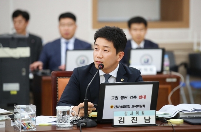 김진남 전남도의원이 제376회 제2차 정례회 전라남도교육청 대상 행정사무감사에서 질의하고 있다.