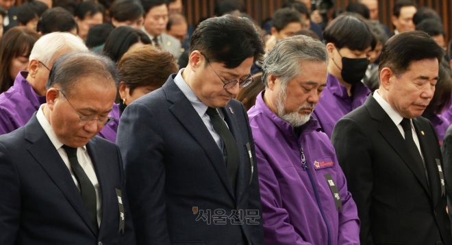 김진표 국회의장과 윤재옥 국민의힘 원내대표, 홍익표 더불어민주당 원내대표와 이정민 10.29 이태원참사 유가족협의회 운영위원장이 30일 국회도서관 대강당에서 열린 10.29 이태원참사 1주기 국회 추모제에서 묵념하고 있다. 2023.10.30 안주영 전문기자