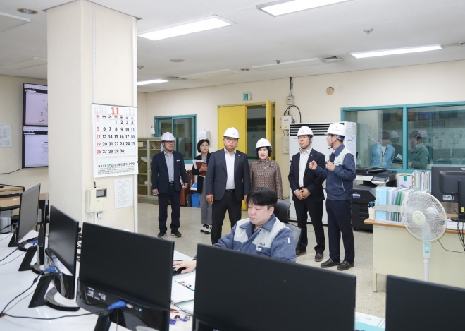 3일 행정사무감사를 앞두고 현장의 목소리를 듣고 올바른 감사활동을 하기 위해 성남 시정연구원과 환경보건국소관 주요 사업지를 방문한 성남시의회 경제환경위원회(위원장 고병용). 성남시의회 제공
