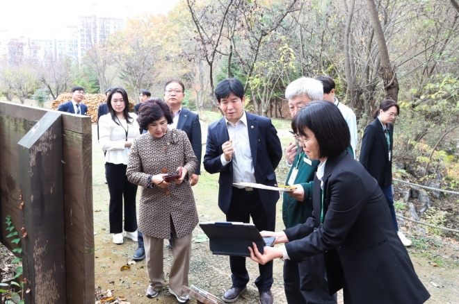 3일 행정사무감사를 앞두고 현장의 목소리를 듣고 올바른 감사활동을 하기 위해 성남 시정연구원과 환경보건국소관 주요 사업지를 방문한 성남시의회 경제환경위원회(위원장 고병용). 성남시의회 제공