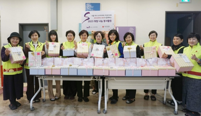 사랑의열매 여성 고액 기부자 모인인 ‘W아너 지역 리더’들이 지난 2일 서울 애란원에서 기념촬영을 하고 있다.  사랑의열매 제공