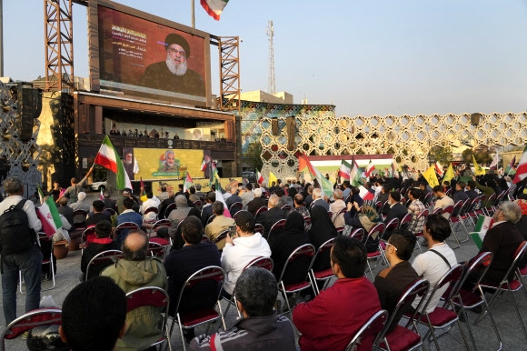 이란 수도 테헤란 도심의 한 광장에 3일(현지시간) 모인 팔레스타인 지지 집회 참석자들이 레바논 무장정파 헤즈볼라 지도자인 사이예드 하산 나스랄라가 베이루트에서 대중 연설에 나선 동영상 중계를 보고 있다. 테헤란 AP 연합뉴스