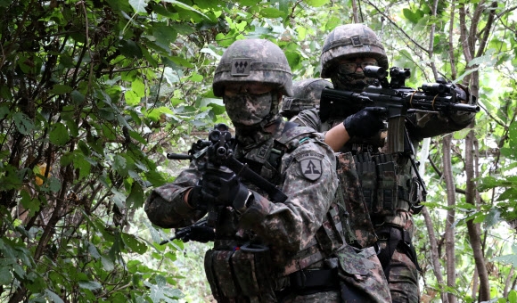 지난 9월 19일 서울 한 정수센터 인근에서 2023 화랑훈련에 참가한 52사단 군장병들이 급속헬기로프 하강 후 수색정찰을 하고 있다. 뉴시스