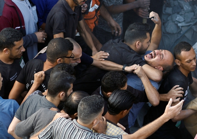 5일(현지시간) 이스라엘군 공습으로 사상자가 속출한 팔레스타인 가자지구 중부 데이르알발라 구역의 마가지 난민촌에서 한 주민 남성이 오열하고 있다. 2023.11.5 로이터 연합뉴스